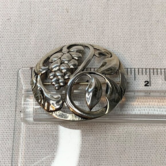 VTG Sterling Silver 925 Baur Repousse Grape Grape Leaf Design Circle Pin Brooch - Picture 4 of 6